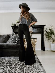 Bell Bottom Style, Womens Bell Bottoms Outfit, Bell Bottom Winter Outfit, What To Wear With Bell Bottom Jeans, Edgy Country Outfits, Edgy Dress Outfit, Boho Professional Style, Bell Bottom Outfit Ideas, Bellbottom Jean Outfits