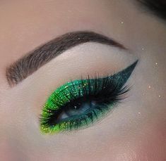 Eye makeup/eye shadow looks/green Eye Shadow Looks, Glam Eye Makeup, Eye Makeup Images, Punk Makeup, Carnival Makeup, Sleek Makeup, Magical Makeup