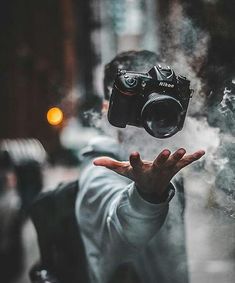 Photography 4k, Holding A Camera, Fotocamere Vintage, Rauch Fotografie, Levitation Photography, Self Photography, Photographer Camera, Photographie Portrait Inspiration, Creative Photography Techniques