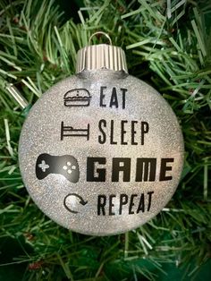 Video Game Ornaments, Christmas Ornaments Vinyl, Vinyl Christmas Ornaments, Vinyl Ornaments, Apple Watch Bands Fashion, Gift For Gamer, Diy Ornaments, Cricut Craft