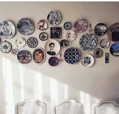 there are many plates hanging on the wall