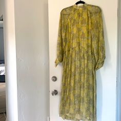 Beautiful Never Worn Nwt Zara Yellow Floral Print Midi Dress, Yellow Spring Maxi Dress For Daywear, Yellow Maxi Dress For Spring Daywear, Spring Yellow Maxi Dress For Daywear, Zara Yellow Dress For Daywear, Zara Yellow Maxi Dress For Spring, Zara Yellow Fitted Maxi Dress, Fitted Yellow Zara Maxi Dress, Fitted Yellow Maxi Dress By Zara