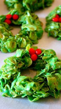 some type of wreath made out of green leaves and red berries on the top of it