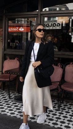 Satin Skirt Outfit, Rok Outfit, Outfit Looks, Midi Skirt Outfit, Europe Outfits, Business Casual Outfits For Work, Summer Work Outfits, Paris Outfits, Stylish Work Outfits