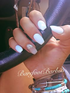 Coffin nail cute white and nude with gold accent sparkle Black Manicure, Gel Pedicure, French Pedicure, Unghie Nail Art, Nails Yellow, Short Coffin, Short Coffin Nails, Acrylic Coffin, Sparkle Nails