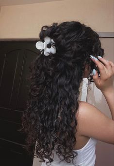 Rizos
Curly hair 
Cabello rizado
Peinados
Rizos castaños
Pinza Curly Hair Aesthetic Long, Slight Curly Hair, Perfect Curly Hair Aesthetic, Hawaii Curly Hair, Curly Hair Outfits Aesthetic, 2 B Hair, Curly Hair Aesthetic Girl, Styled Curly Hair, Curly Hair Care Aesthetic