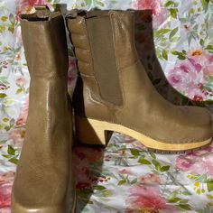 New W/O The Box Is A Pair Of Overstock Outlet (Has Black X On Bottom Of Sole To Prevent Store Return) Authentic Miaboot - Justina Clog Boots - Tan - Size 40; Measures Approx. 10" From The Inside Toe To The Back Of The Inside Heel, 7.5" Shaft, 11" Top Circumference - Step Up Your Boot Game With Justina. A Clog Boot Handmade In Brazil, Crafted With A Genuine Leather Upper And Real Wood Bottom. The Boot You Can Never Go Wrong With! Brown Boots With Wooden Heel And Round Toe, Casual Boots With Wooden Heel And Round Toe, Casual Leather Boots With Wooden Heel, Clog Boots, Mia Shoes, Real Wood, Step Up, Bootie Boots, Clogs