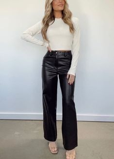 Lederhosen Outfit, Classy Pants, Leather Pants Outfit, Junior Fashion, Party Kleidung, Leather Pocket, Backless Maxi Dresses, Dinner Outfits, Pantalon Large