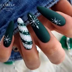 Christmas Green Nail Designs, Green Holiday Nail Designs, Matte Green Christmas Nails, Elf Nails Designs, Cristmass Nails 2023, Christmas Sns Nails, Green Christmas Nails Acrylic, Fancy Christmas Nails, Green Xmas Nails