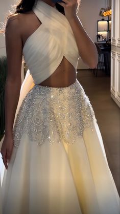 White Lehenga Outfit, White Lehenga Aesthetic, White Sangeet Outfit, White Lehnga Outfit Aesthetic Indian, Transitional White Lehenga For Party, White Sangeet Lehenga, Modern Lehenga Designs, Indian Outfits Modern, Trendy Outfits Indian