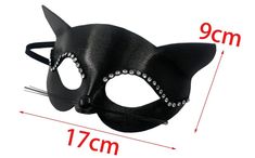 Diese schwarze Deli-CAT-Halbmaske mit Juwelen um die Augen hat hinten ein Gummiband, damit sie bei fast jedem Teenager oder Erwachsenen bequem sitzt. Diese Maske ist perfekt für Halloween, Cosplay, Mottopartys, Spendenveranstaltungen, Karneval, Schulveranstaltungen, Hexenpartys, Maskeraden, Abschlussbälle, Theateraufführungen und mehr. Sie können immer noch reden und trinken, während Sie auf eine schnurr-perfekte Katzenart verkleidet sind. Andere Katzenkostüme und Accessoires werdenseparat auf unserer Seite verkauft – je nach Verfügbarkeit. Einheitsgröße passt den meisten Erwachsenen und Teenagern. Black Jewel, Cat Mask, Cat Black, Theme Parties, School Events, Cat Costumes, Halloween Cosplay, Silver Glitter, Costume Accessories