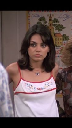 Scrappy Haircut, Strait Across Bangs, Hair Inspo Collarbone, Jackie Burkhart Haircut, Shirt Choppy Hair, Jackie Burkhart Hair Short, Jackie Burkhart Hairstyle, Jackie Burkhart Short Hair, 90 Short Hair