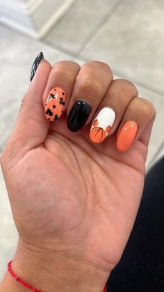 Halloween Cruise Nails, Disney Nail Designs Halloween, Simple Halloween Disney Nails, November Disney Nails, Fall Mickey Nails, Simple Disney Halloween Nails, Halloween Disney Nails Design