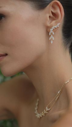 Discover breathtaking wedding jewelry ideas that will elevate your big day style! From elegant necklaces to sparkling earrings, our curated collection showcases stunning pieces that will complement any bridal look. Whether you prefer classic elegance or modern flair, find the perfect accents to enhance your wedding ensemble. Explore these inspiring jewelry options and make your special day even more unforgettable with the right finishing touches. Wedding Earring Ideas For Bride, Formal Jewellery Gold, Jewelry For Gold Dress, Gold Sparkly Earrings, Bridal Earings Idea, Formal Gold Jewelry, Yellow Gold Wedding Jewelry, Formal Jewelry Ideas, Make Up Prom Night