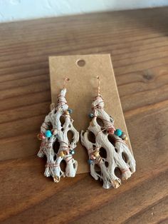 "These earrings are handmade, sustainably sourced, and a gorgeous representation of desert beauty. The cholla is a cactus found in the Sonoran desert (and elsewhere). When the plant dies, it leaves behind what many call the \"cholla skeleton\" that has a unique wood-like texture with a lightweight boho style. These earrings feature small pieces of cholla wrapped in fine copper wire." Cholla Cactus Crafts, Cholla Skeleton, Cholla Cactus, Desert Beauty, Cactus Craft, Cactus Jewelry, Diy Suncatchers, Driftwood Jewelry