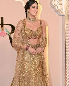 Jahnvi kapoor Ambani Wedding, Jahnvi Kapoor, Desi Outfits, Bridal Makeup Images, Indian Bridal Photos, Makeup Images, Janhvi Kapoor, Fancy Sarees Party Wear