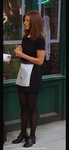 Cool Waitress Outfit, 90s Waitress Outfit, Rachel Green Cafe Outfit, Server Outfits Black, Rachel Waitress Outfit, Cafe Waitress Aesthetic, Work Uniform Aesthetic, Cafe Owner Outfit, Waitressing Outfit