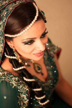 Asian Bridal Hair, Eclectic Fashion Style, Mehndi Ceremony, Indian Bridal Jewellery, Wedding Dresses Vera Wang, Ethnic Wedding, Asian Bridal, Asian Bride, Desi Wedding