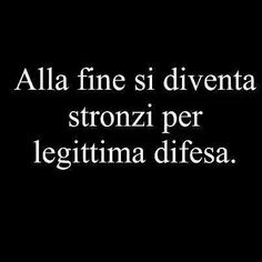 a black and white photo with the words'alla fine sidiventta stronzi per legitima difesa '