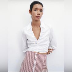 New Zara White Gathered Poplin Shirt, Medium Trendy Zara Office Shirt, Zara Summer Office Shirt, White Zara Shirt For Office, Zara White Shirt For Office, Zara Collared Shirt For Day Out, Cute Tube Tops, Tropical Print Shirt, Collar Bodysuit, Cutout Bodysuit