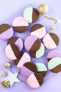 Color Dipped Gingerbread Cookies (+ Cookie Swap Printables!) - easy DIY instructions for you to recreate! Dipped Gingerbread Cookies, Chocolate Gingerbread Cookies, Milk Candy, Dipped In Chocolate, Ginger Bread Cookies Recipe, Dipped Cookies, Studio Diy, Cookie Swap, Candy Melts