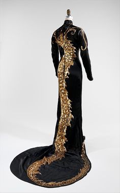 While the dress may evoke the "cheongsam", a from-fitting traditional Chinese dress style, its construction is along the lines of high-necked form-fitting Western gowns from the Belle-Epoque period, but the dragon motif adds a distinct Asian influence, dazzling in its execution in gold and silver sequins on luxurious satin. Gorgeous Gowns, Historical Clothing, Mode Vintage, Costume Dress, Historical Fashion, Looks Vintage