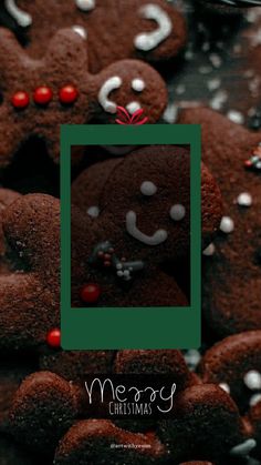 there are many cookies that have been decorated to look like gingerbreads with faces on them