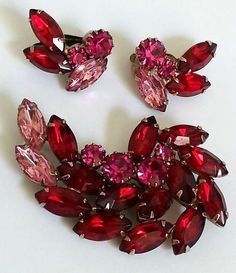 Add some vintage charm to your jewelry collection with this beautiful set from Juliana Delizza Elster. The marquise-shaped ruby red rhinestones will add a pop of color to any outfit! 💎👌 #VintageJewelry #JulianaDelizzaElster #RhinestoneEarrings #RubyRed #BroochAndEarrings #RetroStyle #eBay #eBayStore #eBaySeller #Rhinestone #JewelrySet #Earrings #Brooch #Juliana #Red #JULIANADELIZZAELSTER #Marquise #Women #UnitedStates #Fashion #shopvintage #shopvintage80 #jewelry #rubyred #ruby Juliana Jewelry, Costume Fashion, Set Earrings, Red Jewelry, Brooch Vintage, Brooch Jewelry, Brooches Handmade, Pin Jewelry, Red Rhinestone