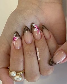 Aesthetic Nails With Flowers, Nail Inspo Mexico, Simple Gel Polish Designs, Nail Mood Board, Kalogeras Sisters Nails, Almond Cute Nails, Cute Almond Nails Design, Vietnam Nails, Cat Eye Almond Nails