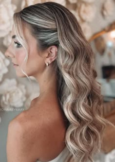 👰✨ Elevate your bridal beauty with this ethereal wedding hairstyle inspiration! From romantic updos to cascading curls, find the perfect look that mirrors your dream wedding. Pin now for the ultimate bridal glam inspo! 💕💐 #WeddingHairstyles #BridalBeauty #SayIDoInStyle Bride Hair One Side Pinned Back, Eras Hair, Curled Wedding Hair, Blonde Wedding Hair, Bridemaids Hairstyles, Bridal Hair Down, Side Swept Hairstyles, Guest Hair, Bridesmaid Hair Makeup