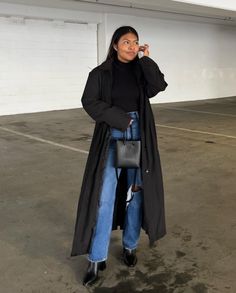 Trench Coat Black Women, Black Outfit With Trench Coat, All Black Trench Coat Outfit, Outfit With Black Trench Coat, Trench Coat Dinner Outfit, Black Wool Trench Coat Outfit, Black Trench Coat Winter Outfit, Long Black Trench Coat Outfit, Style Black Trench Coat