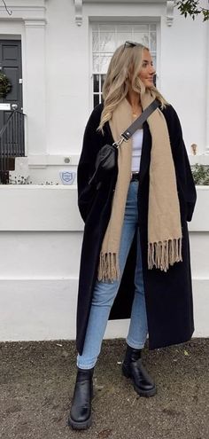 March Outfits, Scarf Outfit Winter, Mantel Outfit, Looks Adidas, Nyc Winter Outfits, 00s Mode, Stile Blair Waldorf, Adrette Outfits, Ny Outfits