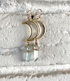 🌙Small size crystal moon earrings for a perfect boho chic look that compliment any outfits! for These moon and angel aura crystal are so light weight and super comfy to wear. Perfect crescent moon bohemian look. Please note option for hooks: Silver plated Gold plated Sterling Silver 14k Goldfilled Moon/Sun connector are gold or silver plated ✨✨For Moonstone click ✨✨ https://www.etsy.com/listing/969286873/moon-crystal-earrings-crescent-moon?ref=shop_home_active_40 💓💓For necklace💓💓 click http Fairycore Jewelry, Angel Aura Crystal, Witchy Earrings, Diy Earrings Easy, Raw Stone Earring, Raw Stone Jewelry, Crystal Moon, Moon And Star Earrings, Crescent Moon Earrings