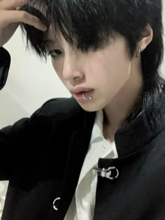 red Id: toudiule Asian Vampire, Emo Asian, Boys With Piercings, Perfect Jawline, Tokoyami Fumikage, Black Hair Boy, Asian Boy, Handsome Asian Men, Gender Envy