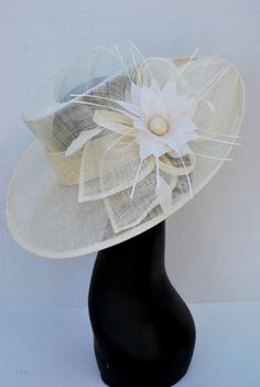 Ivory Derby Hat Formal Hat, Classy Hats, Sinamay Hat, Hat Cream, Derby Hats Fascinators, High Tea Party, Sinamay Hats, Hat Wedding, Church Hat