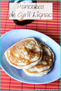 pancakes on a plate with syrup and butter in the background text reads pancake de glylligneo