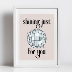 Poster featuring a disco ball with the words "Shining just for you". The poster is in a classy, glamorous, retro style. Taylor Swift Retro Poster, Taylor Swift Classroom Decor, Taylor Swift Canvas Painting, Mirrorball By Taylor Swift, Taylor Swift Inspired Art, Taylor Swift Retro, Mirrorball Taylor Swift, Birthday Diy Gifts, Procreate Inspiration