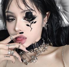 Graphic Eyeliner Goth, Goth Butterfly Makeup, Eyeliner Designs Creative Goth, Harajuku Makeup Dark, Goth Graphic Liner Makeup, Goth Outfit, Goth Model