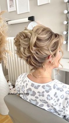 Big Hair Tutorials, Mom Haircuts, Hair Education, Beautiful Wedding Hair, Wedding Hair Up