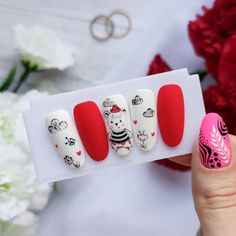 Descubre diseños de uñas elegantes que elevarán tu estilo.