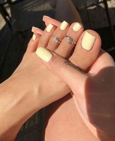 Summer Nails Colors Designs, Unghie Sfumate, Yellow Nail Art, French Pedicure, Yellow Nail, Gel Toe Nails, Nails Yellow, Nagellack Trends, Toe Nail Color