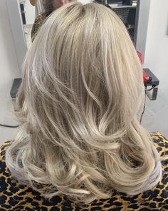 My client wanted a bouncy blow dry so I put rollers throughout and dried it with a round brush, I let it cool and then took them out overall it gave my lady’s hair volume and bounce. Blow Dry Round Brush, Volume Fine Hair, Air Dry Wavy Hair, Curly Blow Dry, Fixing Short Hair, Short Hair Blowout, Dry Long Hair, Fine Hair Volume