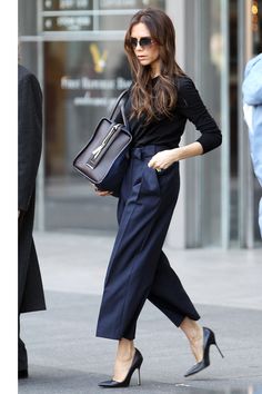 Dark Blue Trousers Outfit Women, Navy Trousers Outfit Women, Beckham Style, Navy Trousers, Victoria Beckham Outfits, Victoria Beckham Style, Chic Chic, Office Outfit, Olivia Palermo