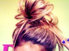 Always Dolled Up: 20 Buns for Bad Hair Days. Easy Messy Buns For Medium Hair, Messy Bun Hairstyles Tutorials, Cute Messy Buns Step By Step, Bun Tricks, Bun Tutorials, Ombré Hair, Bohol, Hair Fall