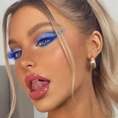 Blue Eyeliner Makeup, Blue Eyeshadow Looks, Blue Makeup Looks, Bold Makeup Looks, Carnival Makeup, Eye Makeup Designs, Colorful Eye Makeup