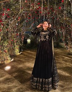 Indian Poses, Actress Dress, Hania Aamir, Desi Fits, Couples Drawings, India Dress, Simple Pakistani Dresses, Bridal Dress Design, Really Cute Outfits