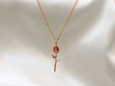 -----  Red Rose  Necklace ------ * Finish * 18K Gold Plated  * Necklace Sizes * 16 - 23 inches * Pendant Size ~29x9mm -----QUALIFY FOR FREE SHIPPING ----- US Orders 🇺🇸 - Free Shipping on all US Orders over $35 CA Orders 🇨🇦 - Free Shipping on all Canadian Orders over $50 Free shipping discount will be applied at checkout, happy shopping! 💛 ----- PACKAGING/EASY GIFTING ----- * Items purchased will arrive in a beautiful jewelry box ready to be gifted  * Processing time: 1-3 business days * All Shopping Packaging, Gold Rose Necklace, Dainty Rose, Necklace Flower, Necklace Layering, Rose Rouge, Rose Pendant, Rose Necklace, Christmas Gift For Her