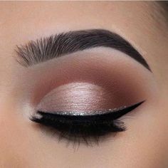 Glitter eyeliner is one of the subtle ways to add glitter to a look! #waystoaddglitter #glittereyeliner #glittermakeupeyeshadow Make Up Mata, Eyeliner Color, Mekap Mata, Glitter Eyeliner, Makeup Hacks, Glitter Eyes, Makeup Goals, Eye Make