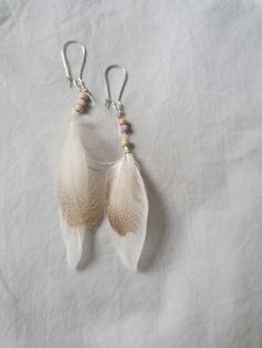 Hand made earrings with White feathers and wooden beads. White Feather Earrings, Diy Feather Earrings, Eagle Earrings, Diy Feather, Beauty Photoshoot, White Feather, Feather Jewelry, White Feathers, Earrings White