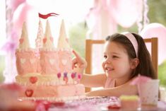 Cumpleaños económico: ¡¿cómo conseguirlo? Fairy Castle Cake, Castle Wedding Cake, Castle Birthday Cakes, Royal Birthday Party, Princess Castle Cake, Birthday Menu, Elephant Cakes, Princess Birthday Cake, Pink Birthday Cakes